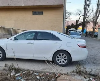 Прокат машины Toyota Camry №5315 (Автомат) в Тбилиси, с двигателем 2,4л. Гибрид ➤ Напрямую от Бадри в Грузии.