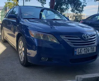 Interiøret til Toyota Camry til leie i Georgia. En flott 5-seters bil med Automatisk-gir.