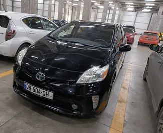 Přední pohled na pronájem Toyota Prius v Tbilisi, Georgia ✓ Auto č. 5390. ✓ Převodovka Automatické TM ✓ Recenze 7.