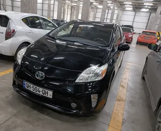 Vooraanzicht van een huurauto Toyota Prius in Tbilisi, Georgië ✓ Auto #5390. ✓ Transmissie Automatisch TM ✓ 7 beoordelingen.