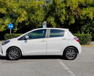 Ενοικίαση αυτοκινήτου Toyota Yaris 2019 στην Ελλάδα, περιλαμβάνει ✓ καύσιμο Βενζίνη και 72 ίππους ➤ Από 19 EUR ανά ημέρα.