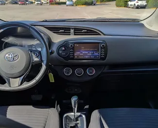 Wnętrze Toyota Yaris do wynajęcia w Grecji. Doskonały samochód 4-osobowy. ✓ Skrzynia Automatyczna.