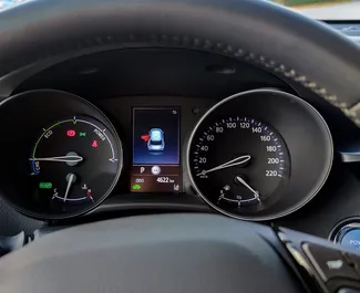 테살로니키에서에서 사용 가능한 전면 드라이브 시스템이 장착된 Toyota C-HR 2022.