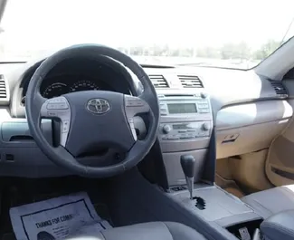 Intérieur de Toyota Camry à louer en Géorgie. Une excellente voiture de 5 places avec une transmission Automatique.