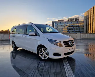 Vista frontal de un Mercedes-Benz V-Class L de alquiler en Praga, Chequia ✓ Coche n.º 5349. ✓ Automático TM ✓ 0 opiniones.