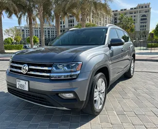 Frontvisning af en udlejnings Volkswagen Atlas i Dubai, De Forenede Arabiske Emirater ✓ Bil #5122. ✓ Automatisk TM ✓ 1 anmeldelser.