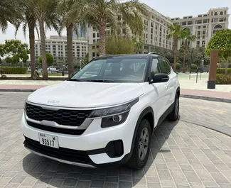 Vue de face d'une location Kia Seltos à Dubaï, EAU ✓ Voiture #5128. ✓ Automatique TM ✓ 1 avis.