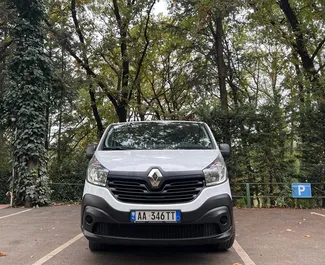 Vista frontal de un Renault Trafic de alquiler en el aeropuerto de Tirana, Albania ✓ Coche n.º 5251. ✓ Manual TM ✓ 0 opiniones.