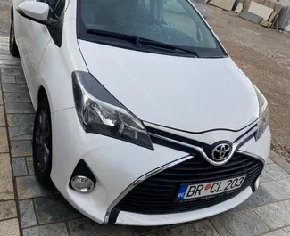 Sprednji pogled najetega avtomobila Toyota Yaris v v mestu Becici, Črna gora ✓ Avtomobil #5430. ✓ Menjalnik Samodejno TM ✓ Mnenja 2.