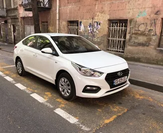 Vuokra-auton etunäkymä Hyundai Accent Tbilisissä, Georgia ✓ Auto #5441. ✓ Vaihteisto Automaattinen TM ✓ Arvostelut 0.