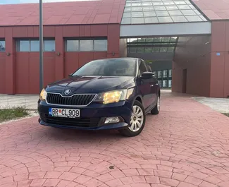 Sprednji pogled najetega avtomobila Skoda Fabia v v mestu Becici, Črna gora ✓ Avtomobil #4497. ✓ Menjalnik Samodejno TM ✓ Mnenja 0.