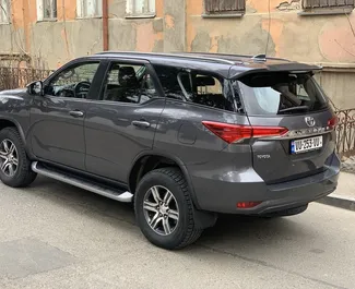 Utleie av Toyota Fortuner. Komfort, SUV bil til leie i Georgia ✓ Depositum på 1400 GEL ✓ Forsikringsalternativer: TPL, CDW, SCDW, FDW, Passasjerer, Tyveri.