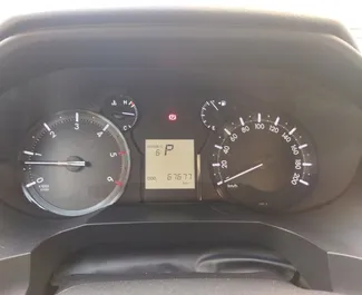 Interiør af Toyota Land Cruiser Prado til leje i Georgien. En fantastisk 8-sæders bil med en Automatisk transmission.