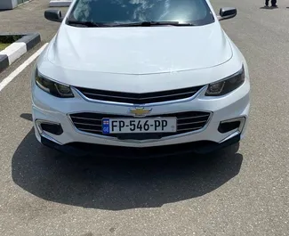 تأجير سيارة Chevrolet Malibu 2019 في في جورجيا، تتميز بـ ✓ وقود البنزين وقوة 150 حصان ➤ بدءًا من 120 GEL يوميًا.