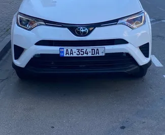 Prenájom auta Toyota Rav4 2019 v v Gruzínsku, s vlastnosťami ✓ palivo Benzín a výkon 269 koní ➤ Od 280 GEL za deň.