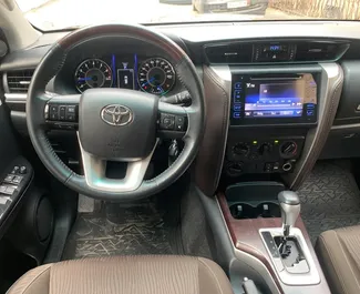 Toyota Fortuner 2019 disponible à la location à Tbilissi, avec une limite de kilométrage de illimité.