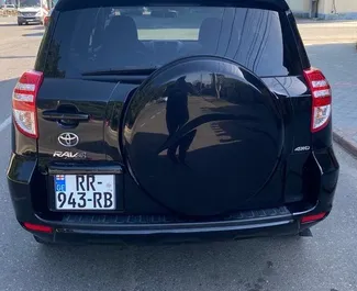 Sprednji pogled najetega avtomobila Toyota Rav4 v v Kutaisiju, Georgia ✓ Avtomobil #5420. ✓ Menjalnik Samodejno TM ✓ Mnenja 0.
