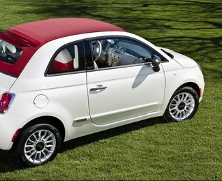 Fiat 500 Cabrio 2021 automašīnas noma Grieķijā, iezīmes ✓ Hibrīds degviela un 70 zirgspēki ➤ Sākot no 55 EUR dienā.