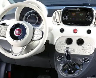 Interior de Fiat 500 Cabrio para alquiler en en Grecia. Un gran coche de 4 plazas con transmisión Manual.
