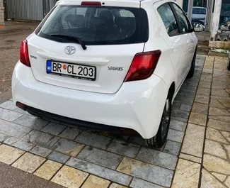 Wynajmij Toyota Yaris 2017 w Czarnogórze. Paliwo: Benzyna. Moc: 100 KM ➤ Koszt od 35 EUR za dobę.