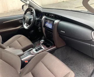 Toyota Fortuner 2019 için kiralık Benzin 2,7L motor, Tiflis'te.