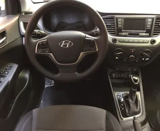 Hyundai Accent 2019 的 Petrol 1.8L 发动机，在 在第比利斯 出租。