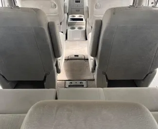 Intérieur de Nissan Quest à louer en Géorgie. Une excellente voiture de 7 places avec une transmission Automatique.