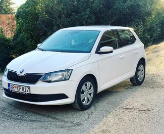 Sprednji pogled najetega avtomobila Skoda Fabia v v mestu Becici, Črna gora ✓ Avtomobil #5431. ✓ Menjalnik Samodejno TM ✓ Mnenja 1.