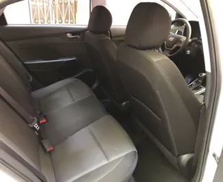 Interior de Hyundai Accent para alquilar en Georgia. Un gran coche de 5 plazas con transmisión Automático.