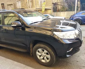 Frontvisning af en udlejnings Toyota Land Cruiser Prado i Tbilisi, Georgien ✓ Bil #5444. ✓ Automatisk TM ✓ 1 anmeldelser.