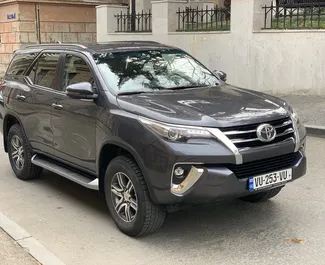 Frontvisning af en udlejnings Toyota Fortuner i Tbilisi, Georgien ✓ Bil #5440. ✓ Automatisk TM ✓ 0 anmeldelser.