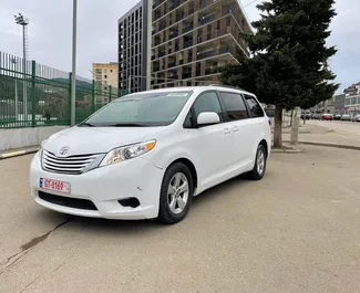 Vista frontal de um aluguel Toyota Sienna em Tbilisi, Geórgia ✓ Carro #5542. ✓ Transmissão Automático TM ✓ 0 avaliações.