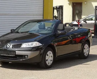 Vista frontale di un noleggio Renault Megane Cabrio all'aeroporto di Burgas, Bulgaria ✓ Auto #3627. ✓ Cambio Automatico TM ✓ 0 recensioni.