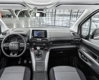 Interior do Toyota Proace City Verso para aluguer na Grécia. Um excelente carro de 7 lugares com transmissão Automático.