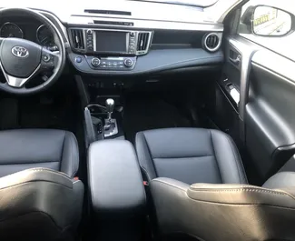 Toyota Rav4 L bérlése. Kényelmes, Crossover típusú autó bérlése Grúziában ✓ Letét nélkül ✓ Biztosítási opciók: TPL, FDW, Utasok, Lopás.