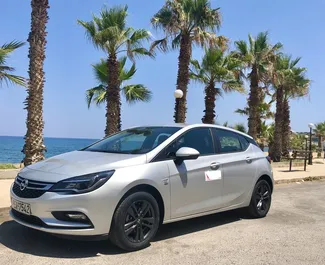 Frontvisning av en leiebil Opel Astra på Kreta, Hellas ✓ Bil #5592. ✓ Manuell TM ✓ 0 anmeldelser.