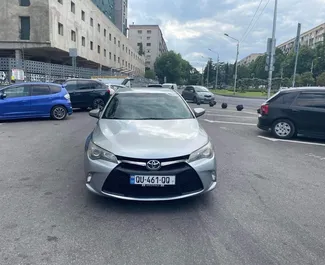 Framvy av en hyrbil Toyota Camry i Kutaisi, Georgien ✓ Bil #5599. ✓ Växellåda Automatisk TM ✓ 0 recensioner.