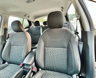 Interior de Nissan Kicks para alquilar en los EAU. Un gran coche de 5 plazas con transmisión Automático.