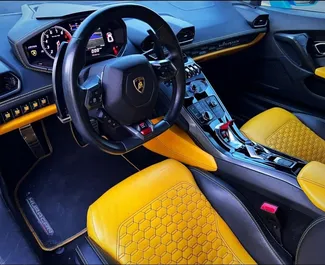 Lamborghini Huracan 2022 tilgjengelig for leie i Dubai, med ubegrenset kilometergrense.