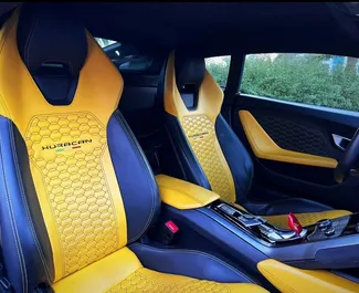 두바이에서에서 사용 가능한 전면 드라이브 시스템이 장착된 Lamborghini Huracan 2022.