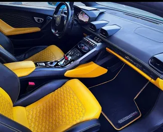 Interiér Lamborghini Huracan k pronájmu v SAE. Skvělé auto s 2 sedadly a převodovkou Automatické.