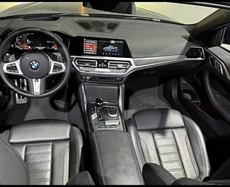 BMW 430i Cabrio 2022 bérelhető Dubaiban, 250 km/nap kilométeres határral.
