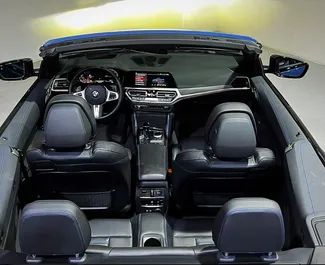 Interiér BMW 430i Cabrio na prenájom v v SAE. Skvelé auto so sedadlami pre 4 osôb s prevodovkou Automatické.