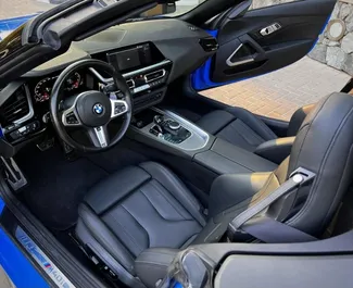 Benzine motor van L van BMW Z4 2022 te huur in Dubai.