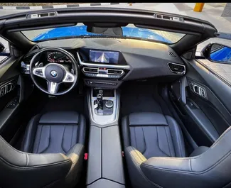 Interiören av BMW Z4 för uthyrning i Förenade Arabemiraten. En fantastisk 2-sitsig bil med en Automatisk växellåda.