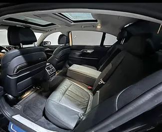 Interior do BMW 740Li para aluguer nos Emirados Árabes Unidos. Um excelente carro de 4 lugares com transmissão Automático.