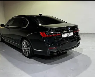 BMW 740Liのレンタル。アラブ首長国連邦にてでのプレミアム, ラグジュアリーカーレンタル ✓ 預金3000 AED ✓ TPLの保険オプション付き。