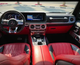 Intérieur de Mercedes-Benz G63 à louer dans les EAU. Une excellente voiture de 5 places avec une transmission Automatique.