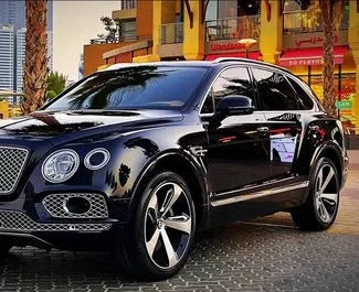 Sprednji pogled najetega avtomobila Bentley Bentayga v v Dubaju, ZAE ✓ Avtomobil #5637. ✓ Menjalnik Samodejno TM ✓ Mnenja 0.