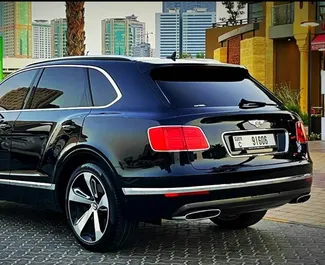 Bentley Bentayga nuoma. Premium, Prabangus, Krosas automobilis nuomai JAE ✓ Depozitas 5000 AED ✓ Draudimo pasirinkimai: TPL.